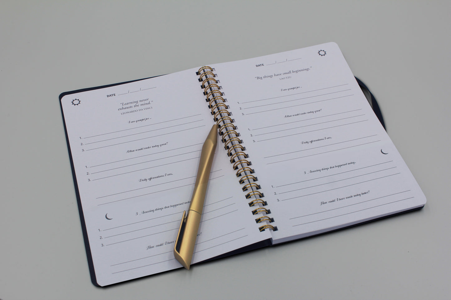 Opslået journal med pen - giver mænd fast struktur til daglig taknemmelighed og personlig klarhed.