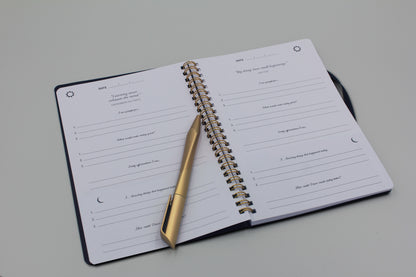 Opslået journal med pen - giver mænd fast struktur til daglig taknemmelighed og personlig klarhed.