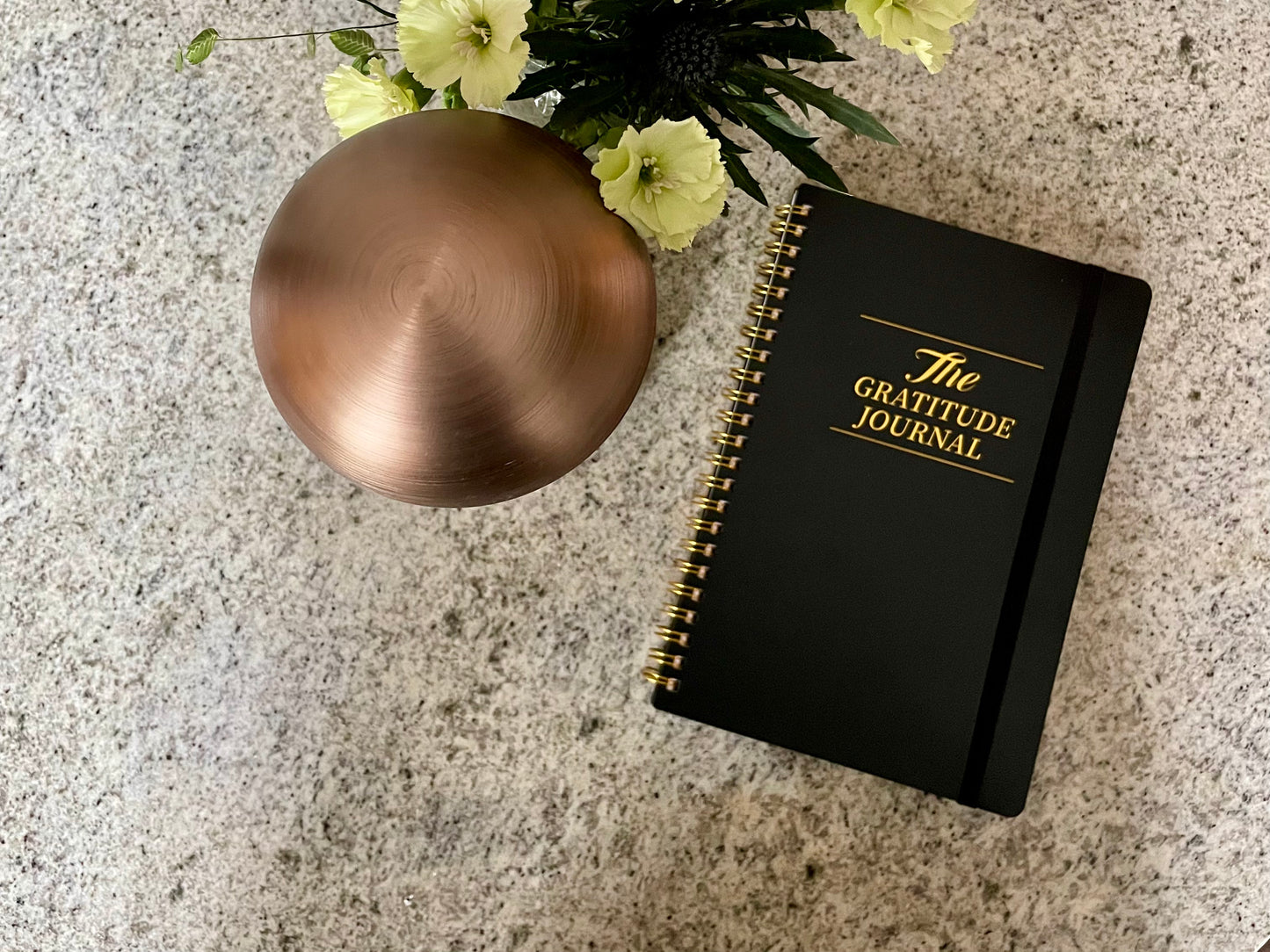 Gratitude Journal i hverdagsscene - understøtter daglig ro og fokus gennem skrivning.