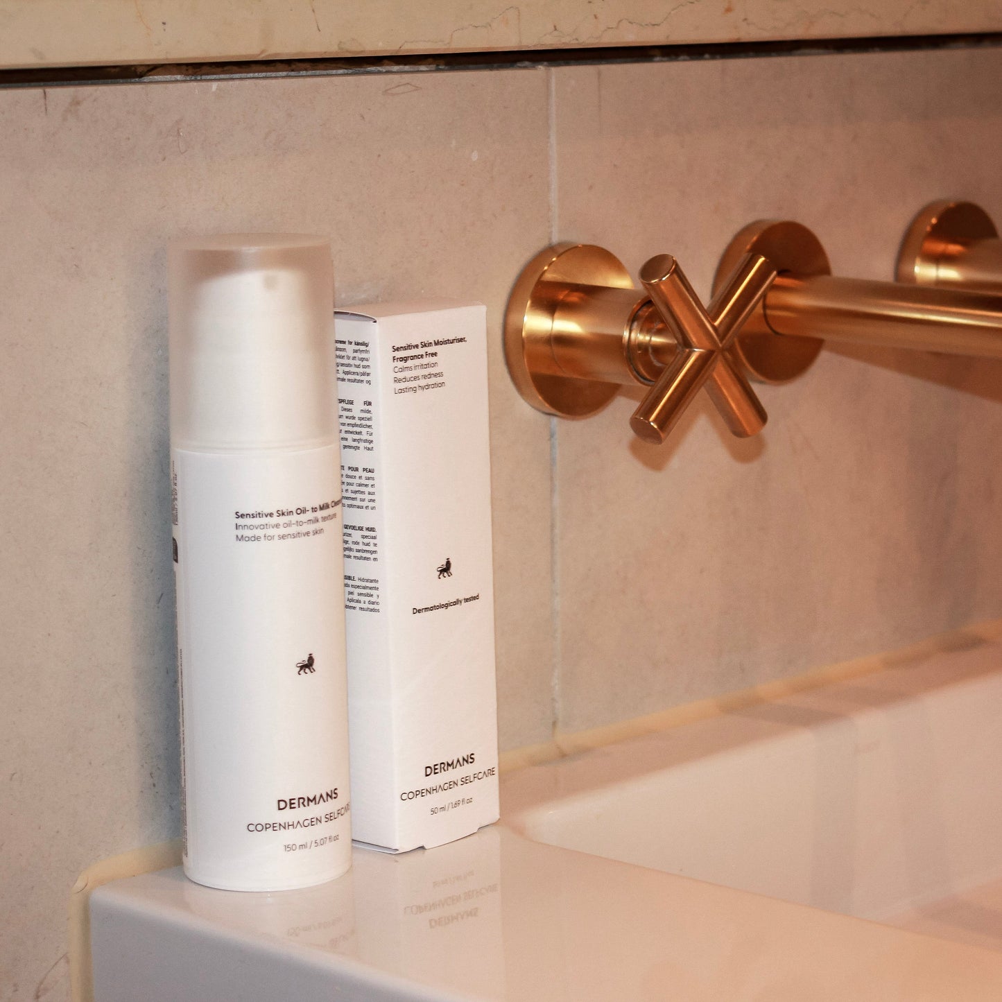 Ansigtscreme til sensitiv hud placeret ved vask - ideel til mænd med sart hud og behov for nem, mild pleje.