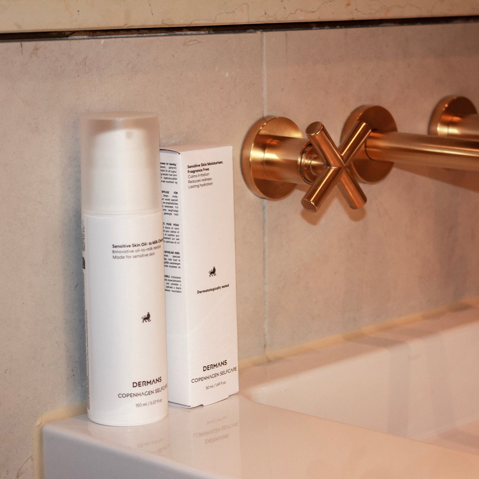 Ansigtscreme til sensitiv hud placeret ved vask - ideel til mænd med sart hud og behov for nem, mild pleje.