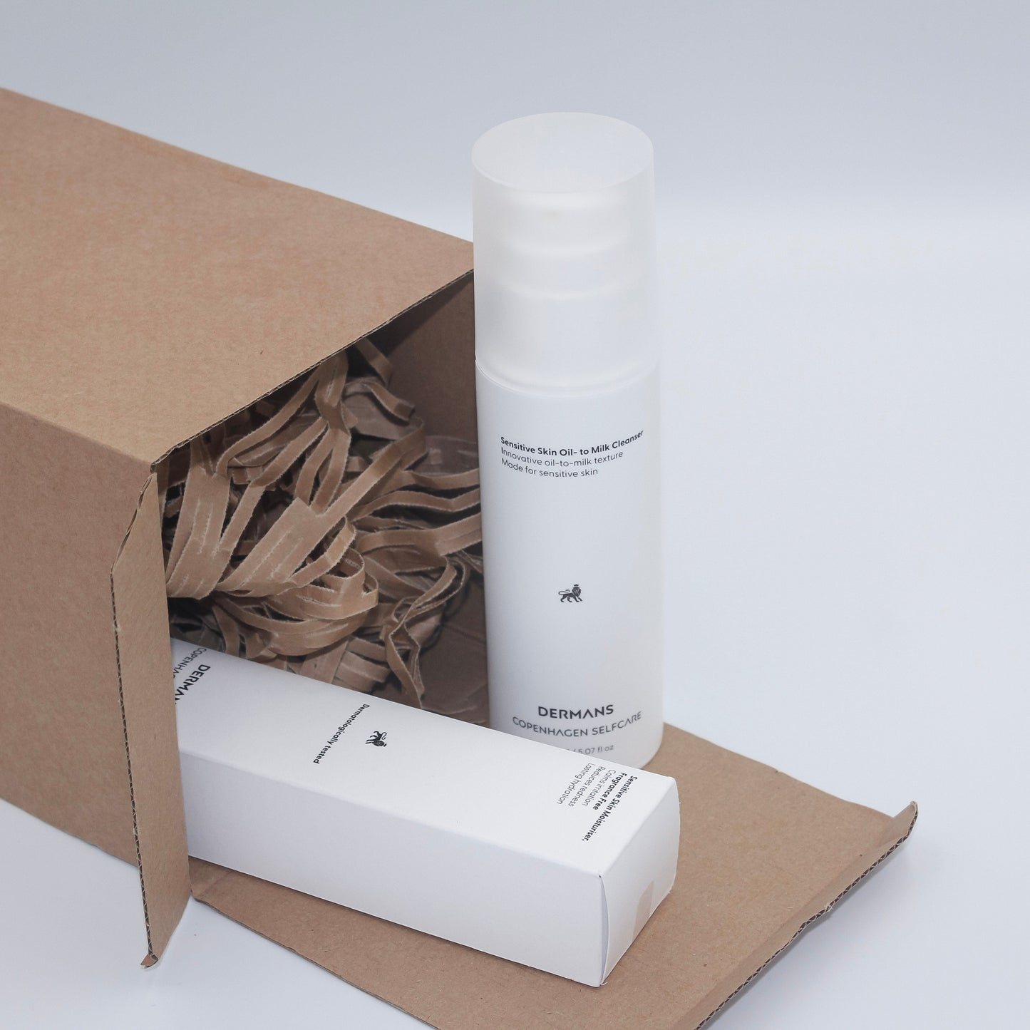 Dermans signature sensitive skin- designet  til sensitiv hud, leveret i bæredygtig emballage - skånsom hudpleje for mænd.