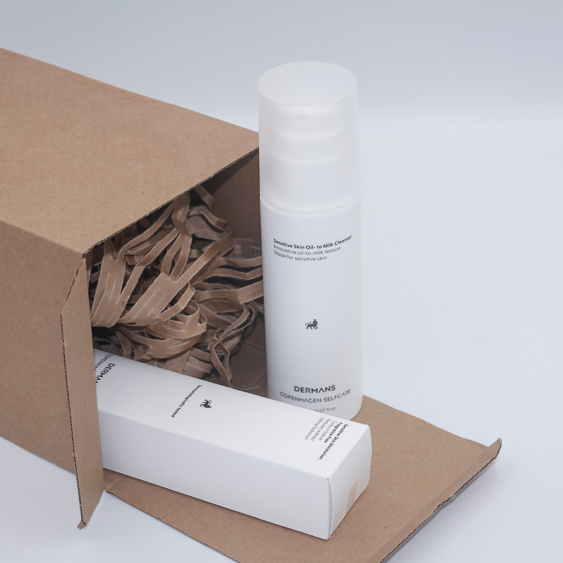 Dermans signature sensitive skin- designet  til sensitiv hud, leveret i bæredygtig emballage - skånsom hudpleje for mænd.