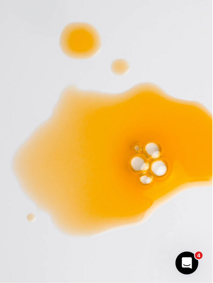 Glødgivende olie fra Signature Glow serien, dryppet med pipette. Viser konsistens og farve. Naturlig hudpleje til mænd.