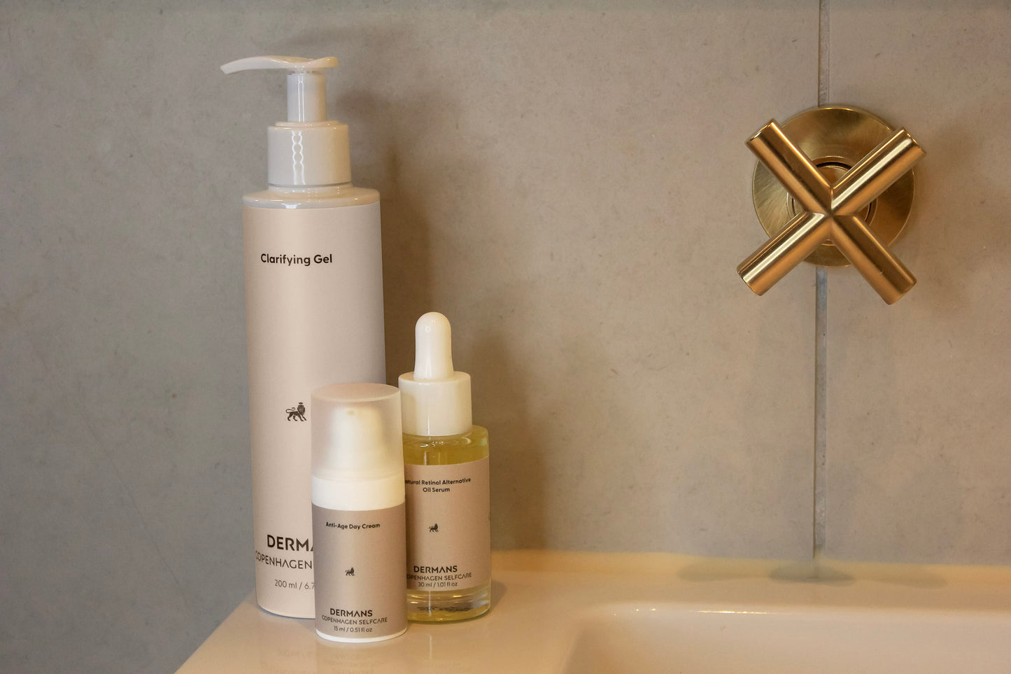 Hudplejesættet Signature Renewal placeret på badeværelseshylde - til mænds daglige rutine